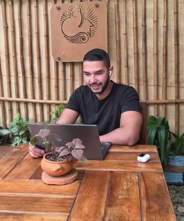 Felipe Guarín trabajando en su laptop